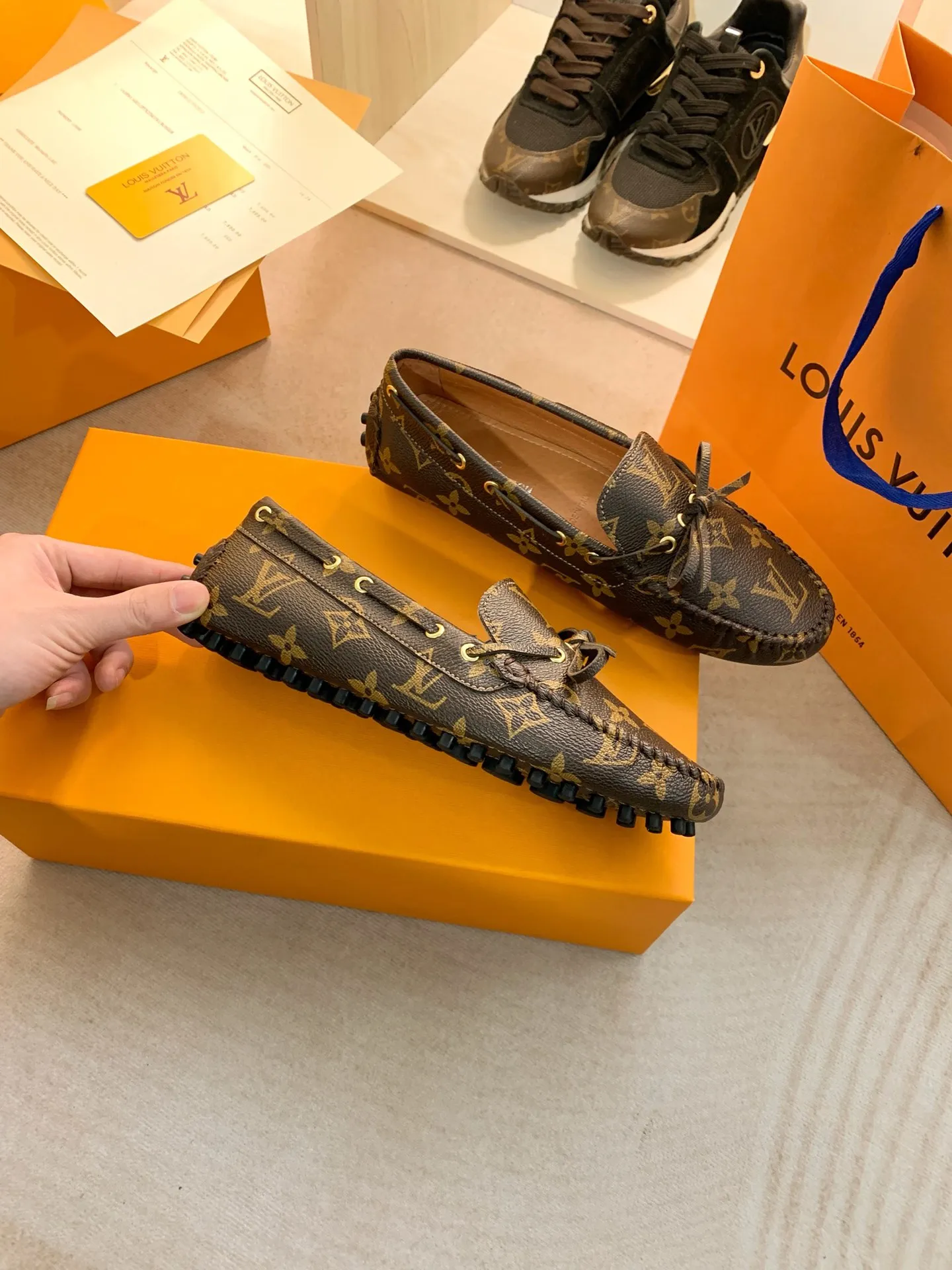 p460💰Couple model❤️🇫🇷 𝙇𝙤𝙪𝙞𝙨 𝙑𝙪𝙞𝙩𝙩𝙤𝙣 🇫🇷Louis Vuitton 2023 Classic𝓛𝓿 𝓣𝓻𝓪𝓲𝓷𝓮𝓻 Sports Series ➪➪➪¯ [Arizona Doudou Shoes Series] ▪️▪️▪️Arizona slip-on shoes are made of Monogram Eclipse canvas. Its hand-painted and dyed edges and hand-sewn uppers fully demonstrate Louis Vuitton's traditional shoemaking craftsmanship. This slip-on shoe is very lightweight. The integrated tongue and upper make it particularly comfortable and flexible. The soft outsole is equipped with rubber padding. Decorated with matching sash. Detailed features: ☑️Monogram Eclipse canvas ☑️Black Eclipse pattern ☑️Hand-painted shoe edges ☑️Hand-sewn uppers (each pair takes time to process) ☑️Integrated tongue and upper construction ☑️Outsole equipped with rubber lining ☑️size: 35_46